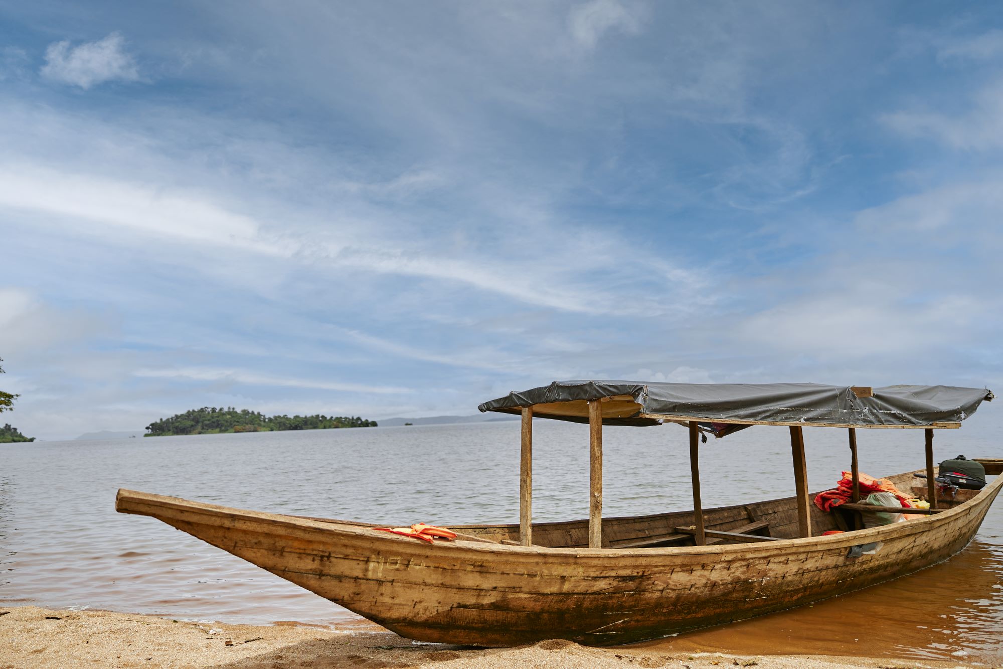 wooden-boat-at-the-shore-of-eastern-african-lake-2023-11-27-04-58-00-utc